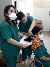 Y bác sĩ Đà Nẵng cắt tóc chống Covid-19