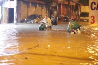Người dân vật lộn trong mưa lớn ở &#039;rốn ngập&#039; Sài Gòn